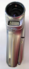 Sanyo XACTI zepředu: zaklapnutý LCD (Klikni pro zvětšení)