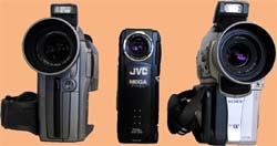 Světově nejmenší JVC-DVP7 mezi výkonnými „obry“ - Canon MVX2i (vlevo) a Sony DCR-PC110... (Klikni pro zvětšení)