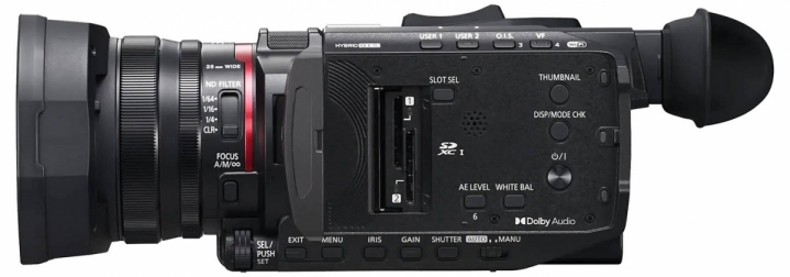 Panasonic HC-X1600 v detailním pohledu z levoboku...