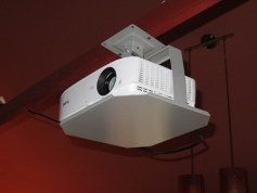 BenQ MH534 - detail přístroje s uchycením BenQ MH534 - detail přístroje s uchycením