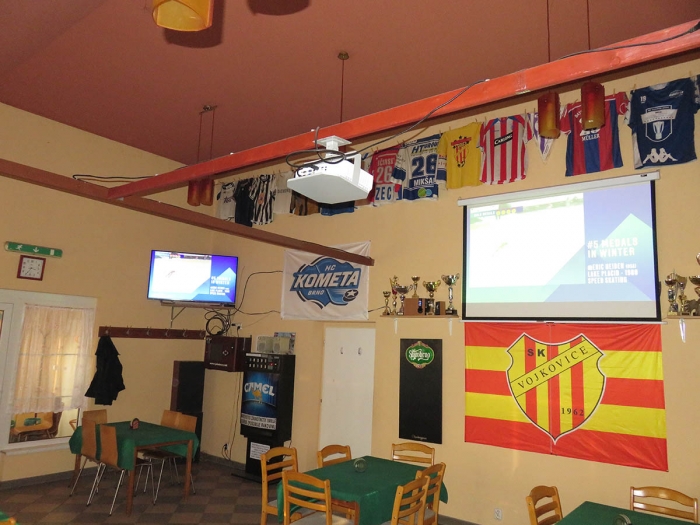 Názorně: tBenQ MH534 v restauraci s dvojí obrazovckou Názorně: tBenQ MH534 v restauraci s dvojí obrazovckou